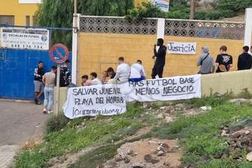 Concentraciones de jugadores del equipo ante la sede de la Federación Insular de Fútbol y del campo de fútbol de Melenara/TA.